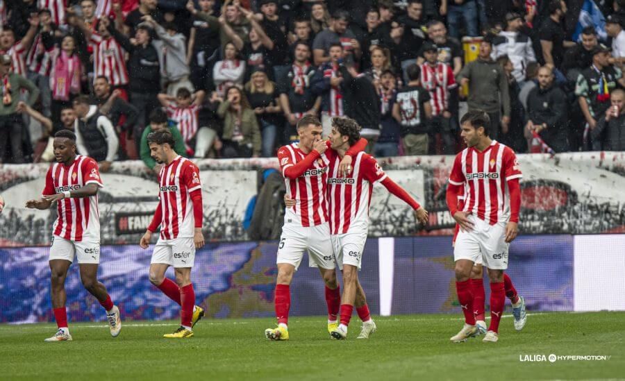  Los jugadores del Sporting celebran un gol al Deportivo.