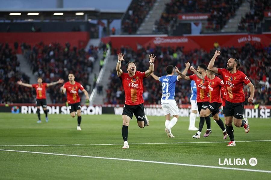 Takuma Asano celebra su gol al Alavés en Son Moix.