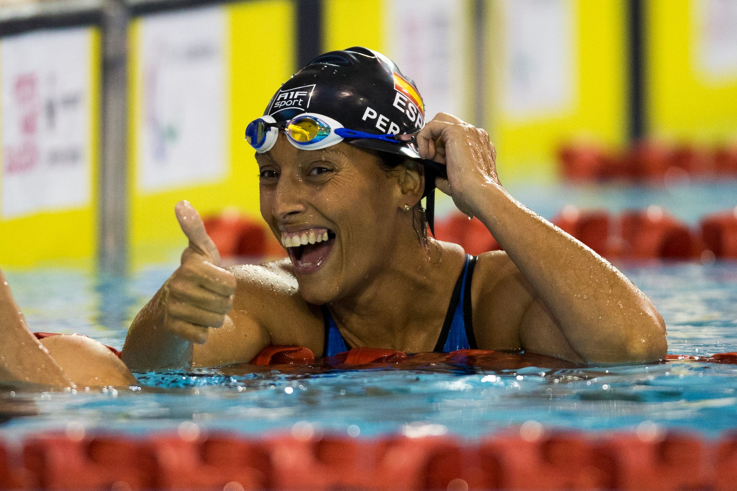  Teresa Perales celebra un nuevo título.