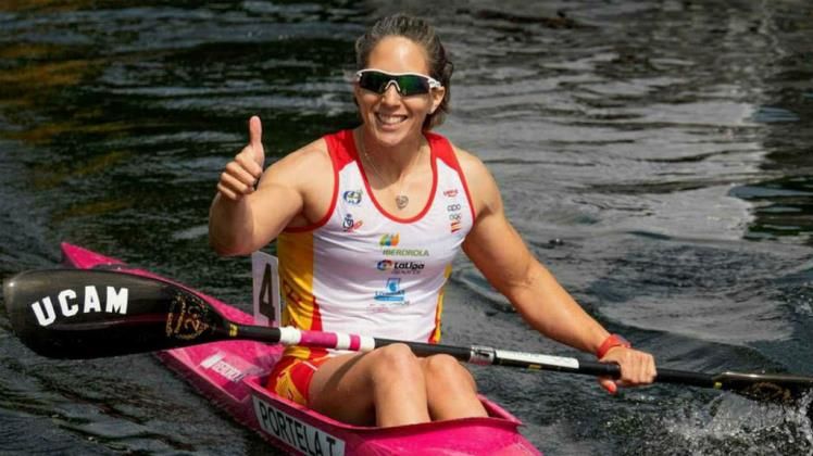 Teresa Portela celebra una victoria en un campeonato.