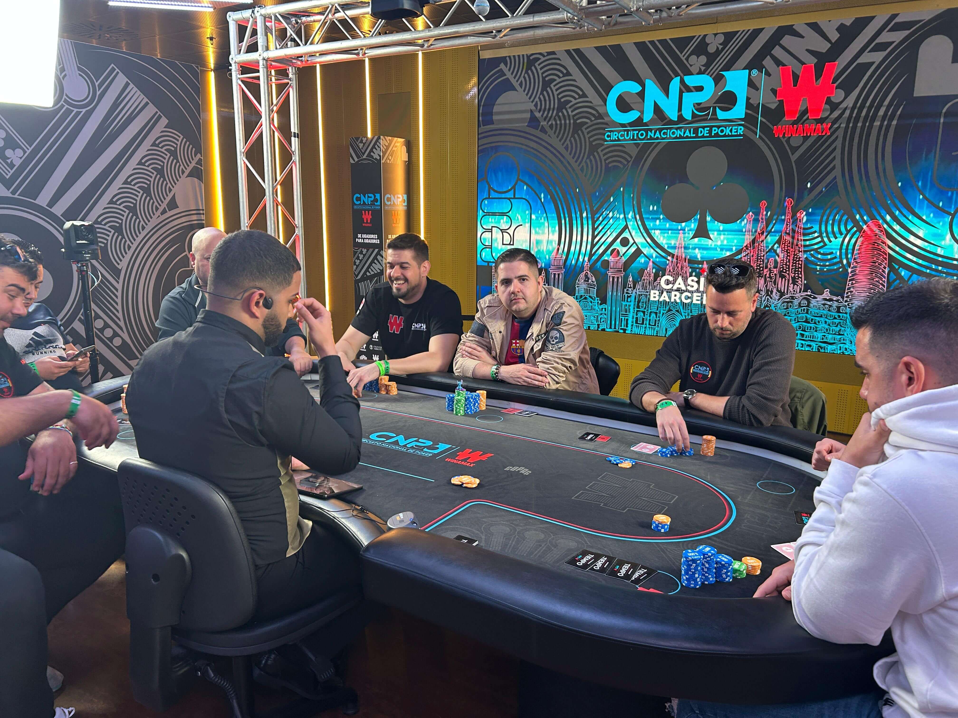 Thalai, de negro, en la mesa televisada