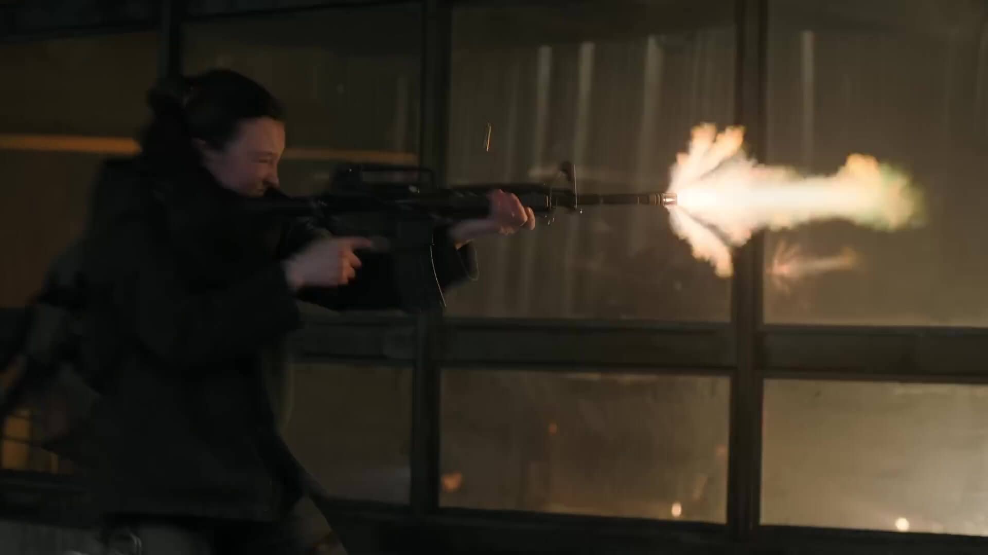  Ellie dispara en la temporada 2 de The Last of Us (Captura: Tráiler oficial).