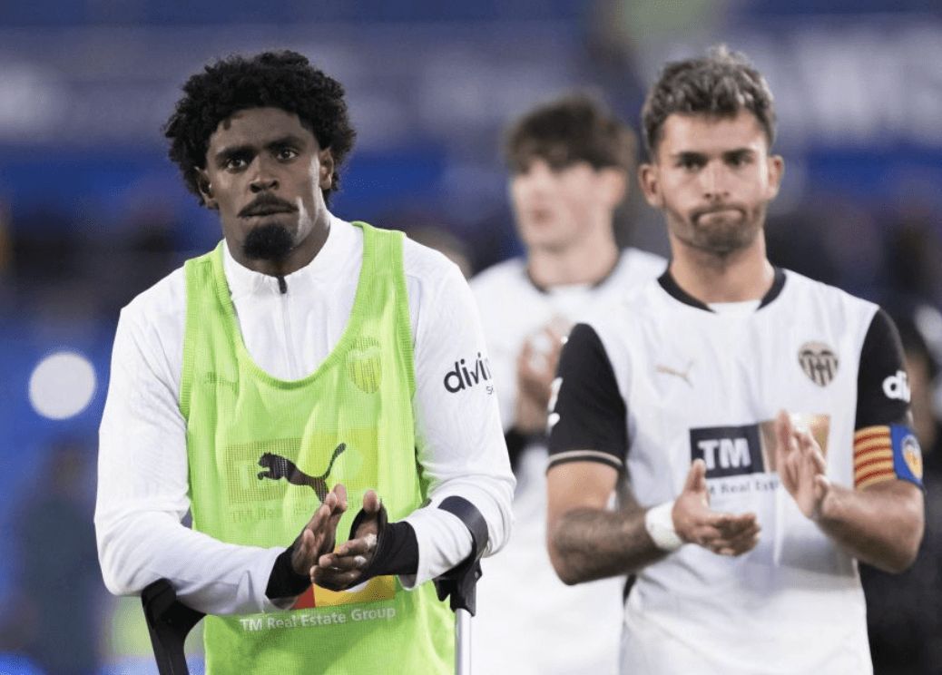  Thierry con muletas y Hugo Duro capitán