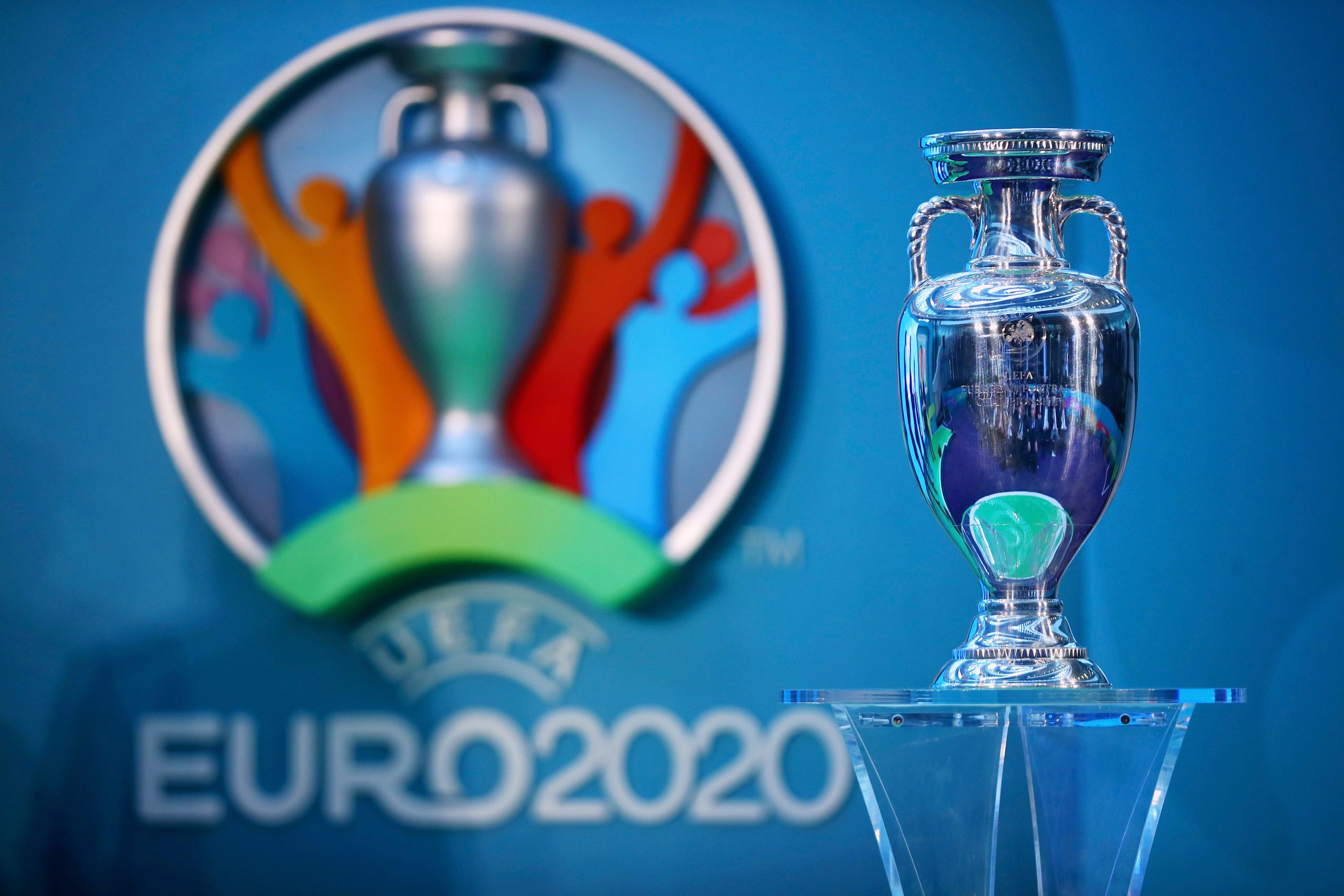  La copa de la Eurocopa, delante del logo de la edición 2020.