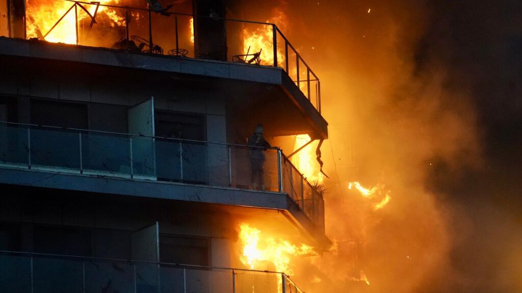  Un incendio de grandes ha arrasado un edificio de 14 plantas en Valencia (Europa Press).