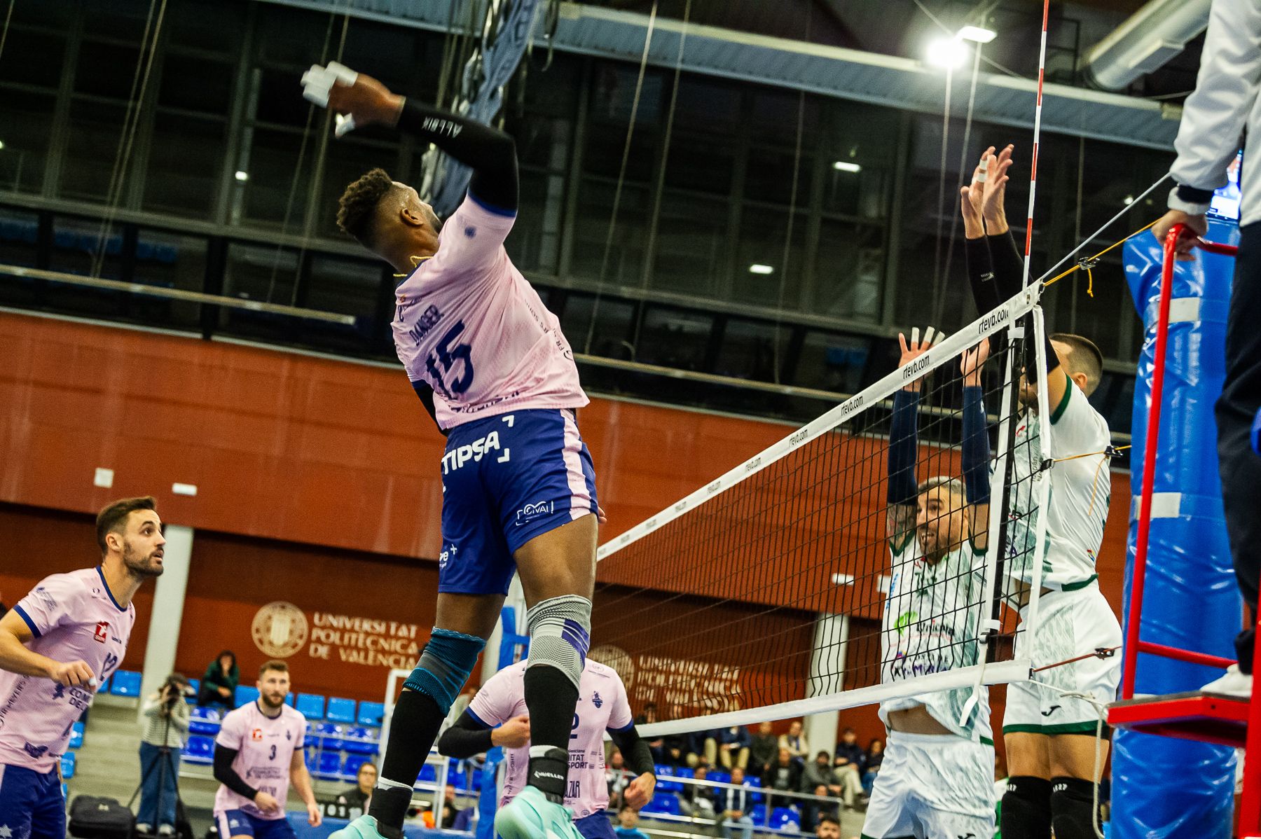 UPV Léleman Conqueridor remonta y suma tres puntos importantes frente a Unicaja antes del parón n