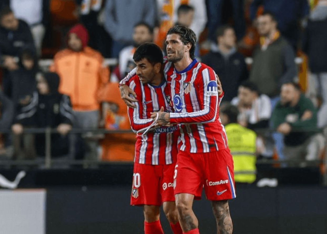  Correa y De Paul celebran un gol durante el Valencia-Atlético.