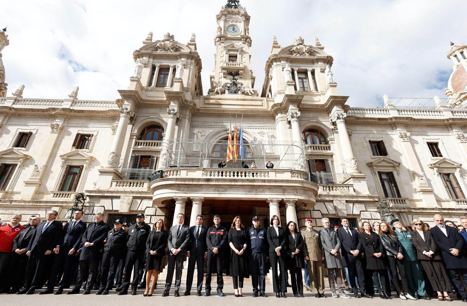 Valencia CF y Levante UD, presentes en el minuto de silencio por las víctimas del incendio