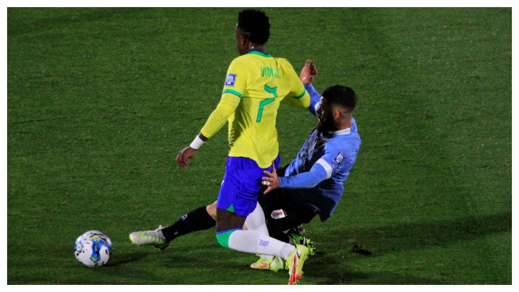  Vinicius Jr y Naithan Nández en el partido entre Uruguay y Brasil. (Fuente: Cordon Press)