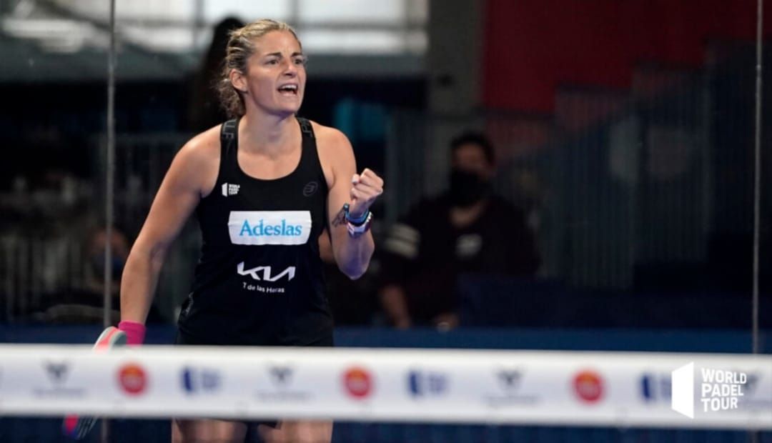  Alejandra Salazar celebra un punto en un partido.