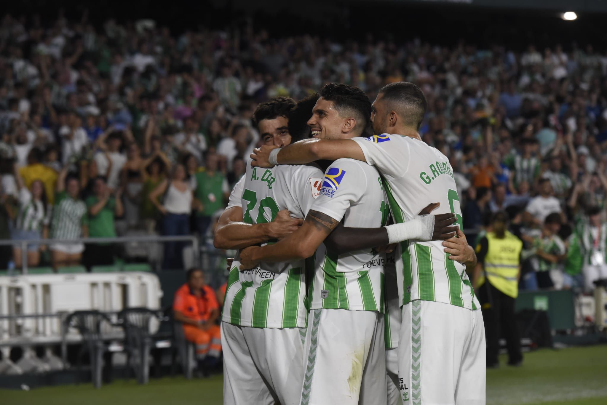  Bartra, en la celebración del tanto de Assane Diao ante el Valencia.