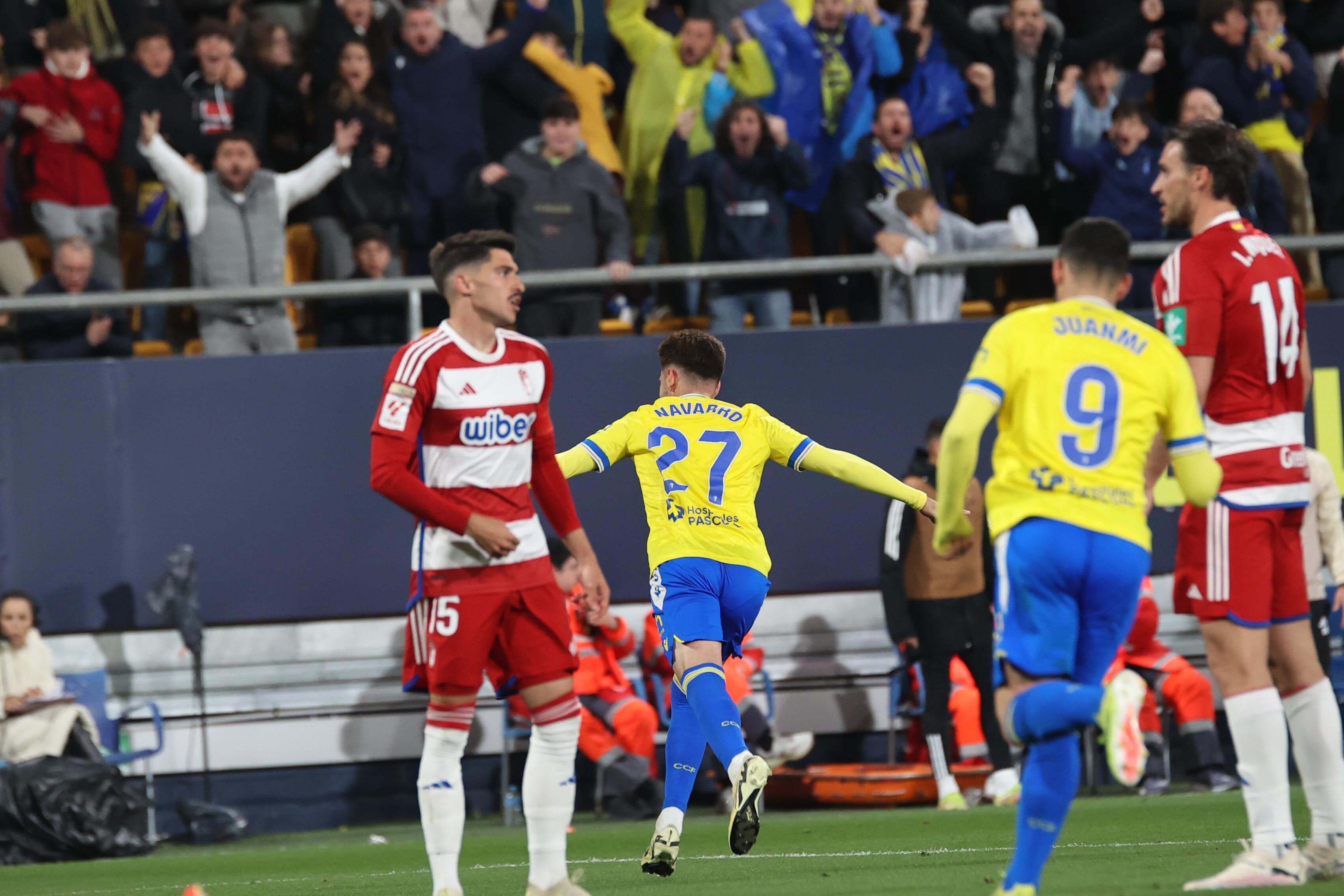  Robert Navarro celebra su gol en el Cádiz-Granada.