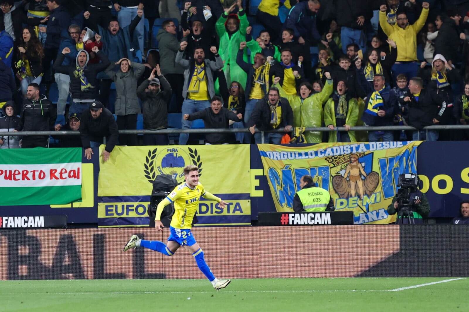 Robert Navarro celebra su gol en el Cádiz - Granada.