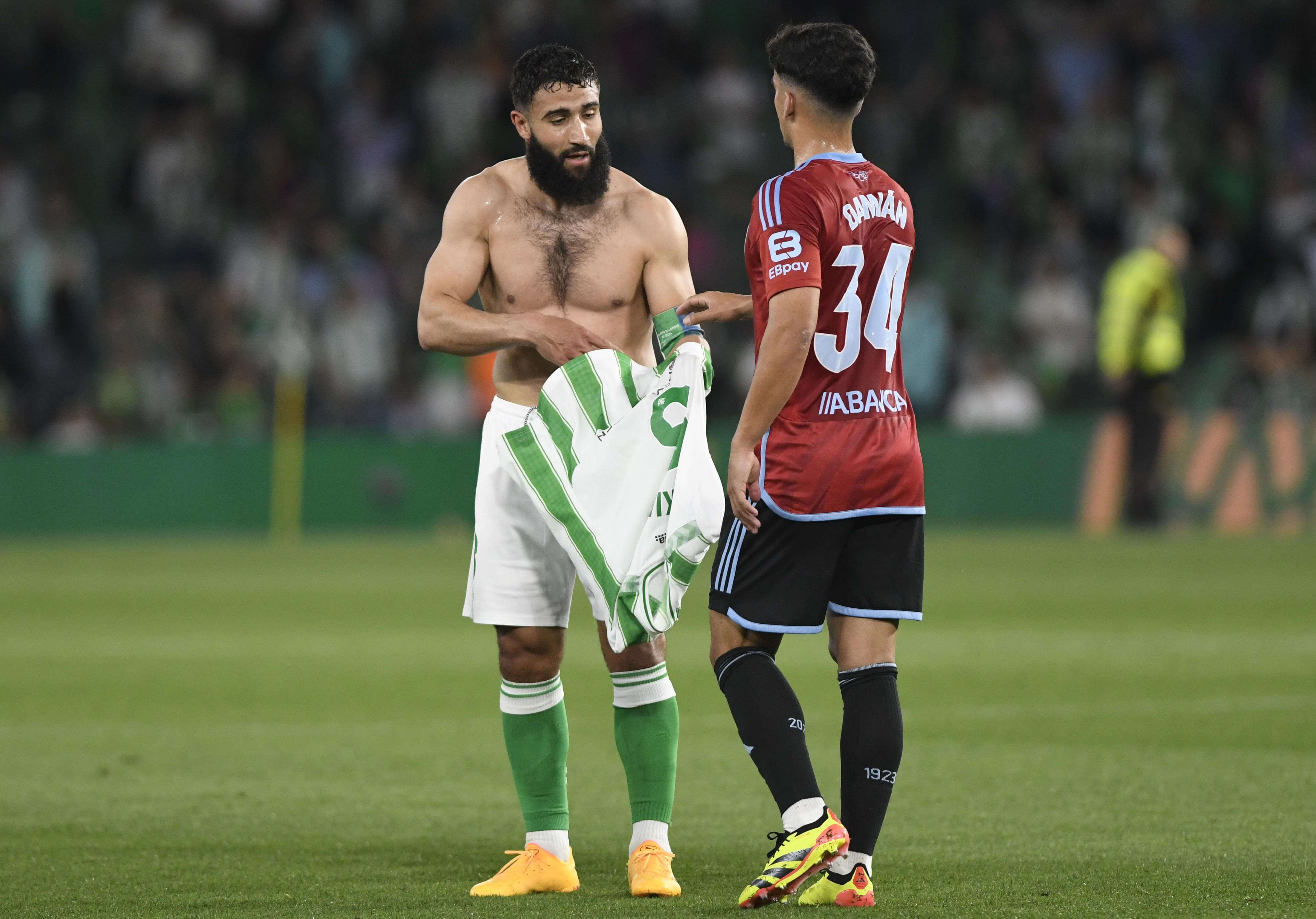  Nabil Fekir intercambia camisetas con Damián Rodríguez.