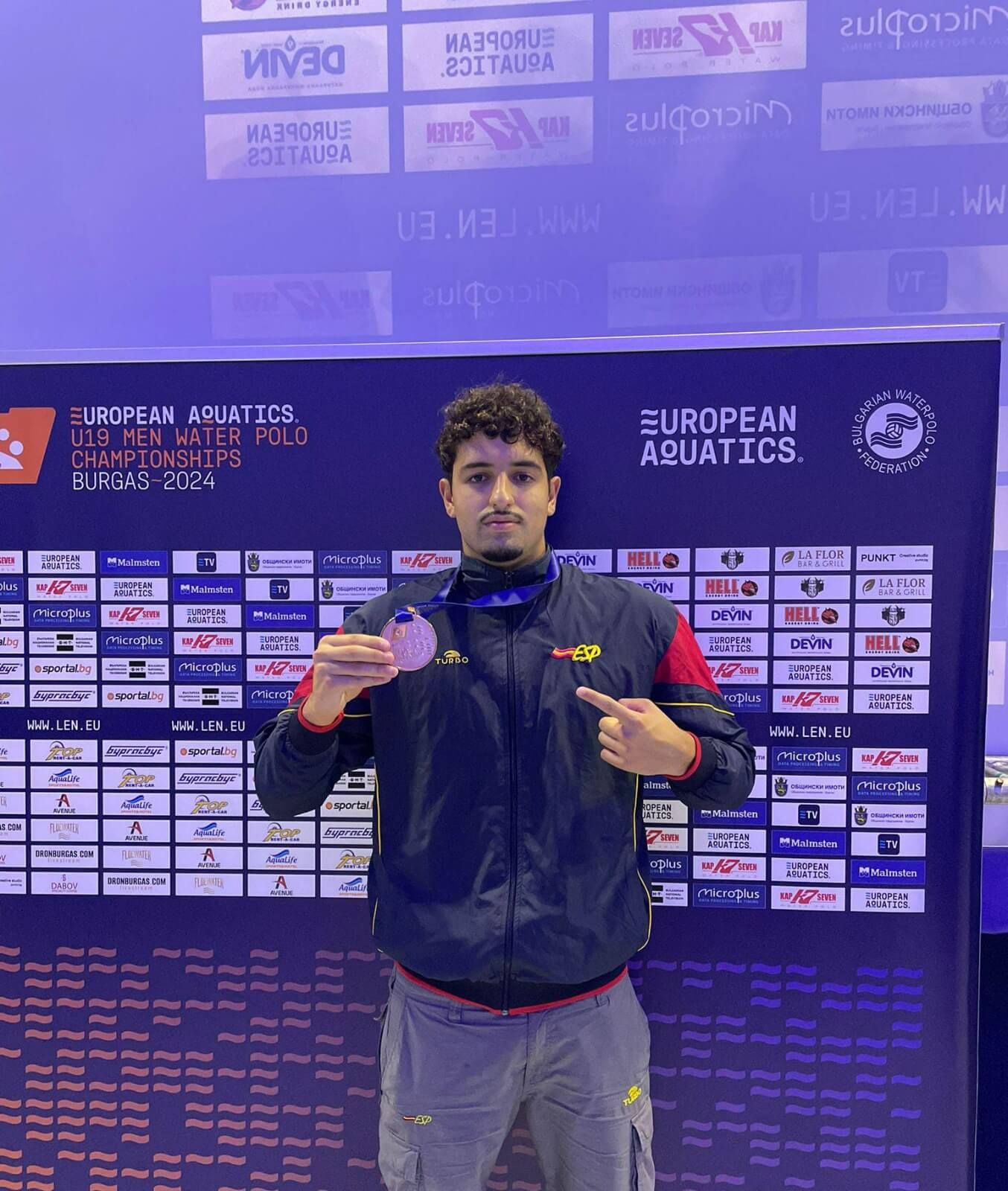 Saúl Granados en el podio con la medalla de bronce lograda en Bulgaria.