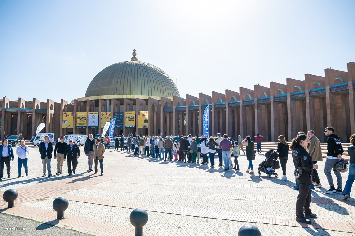  Los aledaños de FIBES durante El Salón del Motor de Sevilla 2024.
