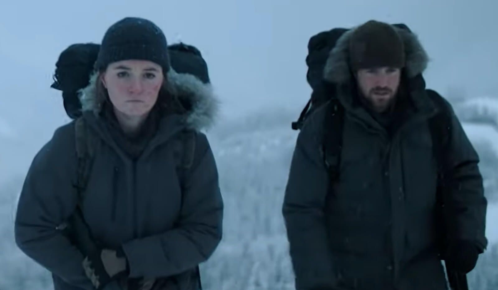 Owen (derecha), junto a Abby en el tráiler de la temporada 2 de The Last of Us.