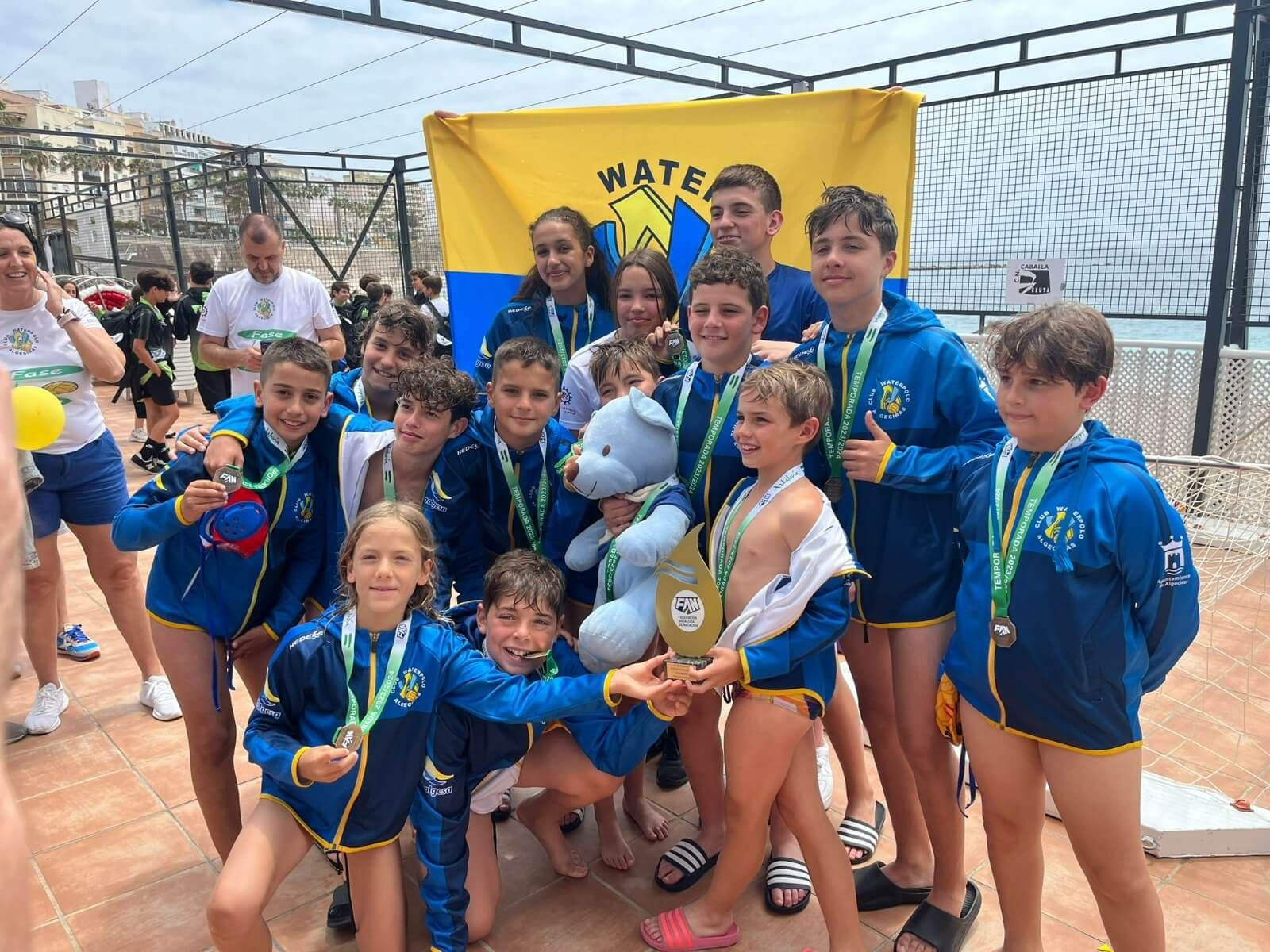 El WP Algeciras posa con el trofeo tras vencer en el campeonato andaluz de waterpolo mixto.