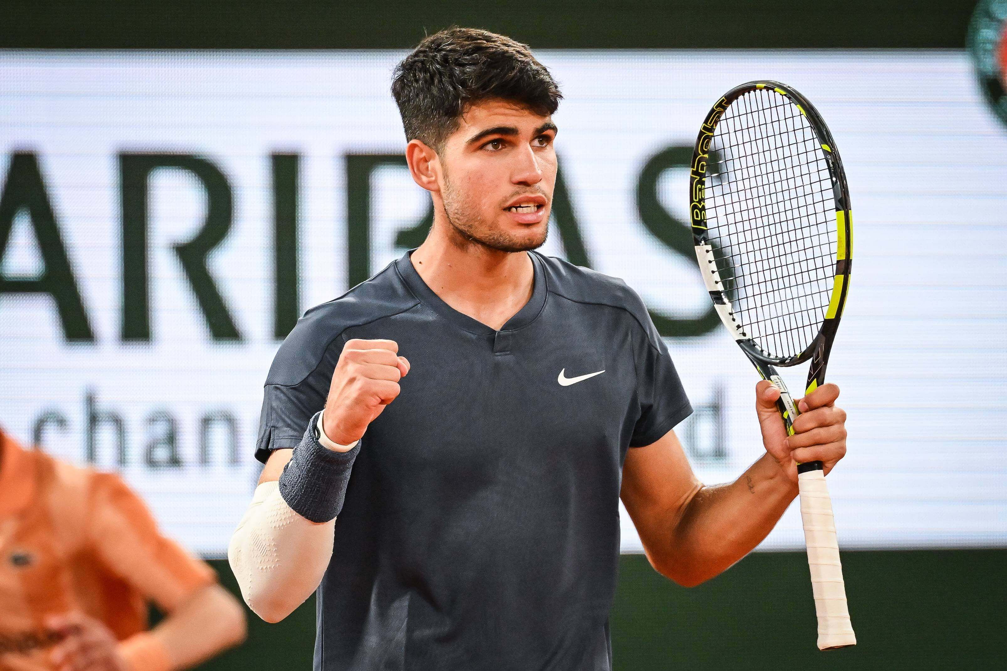 Carlos Alcaraz celebra la victoria ante Wolf en Roland Garros.