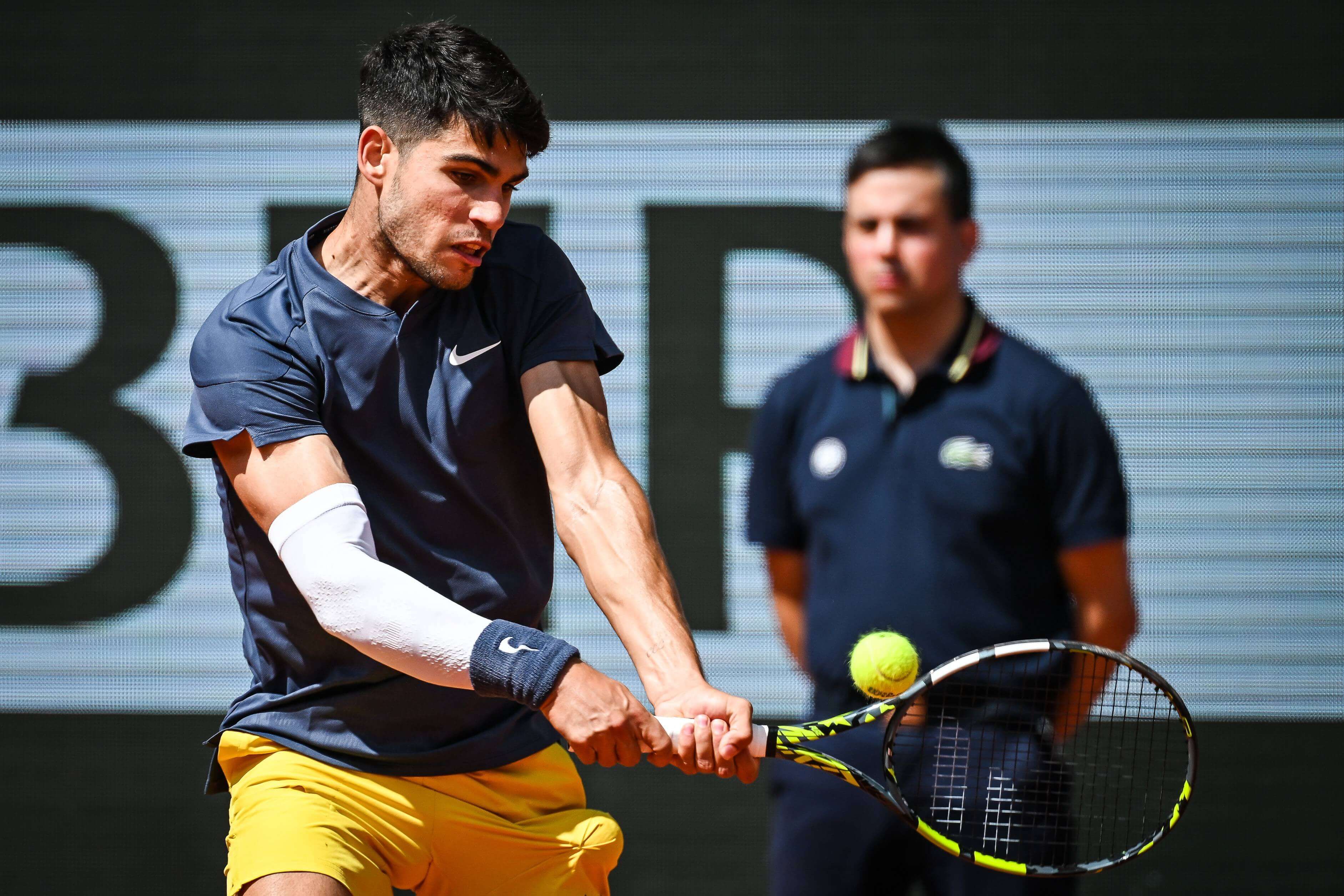  Carlos Alcaraz peleando un punto en Roland Garros.