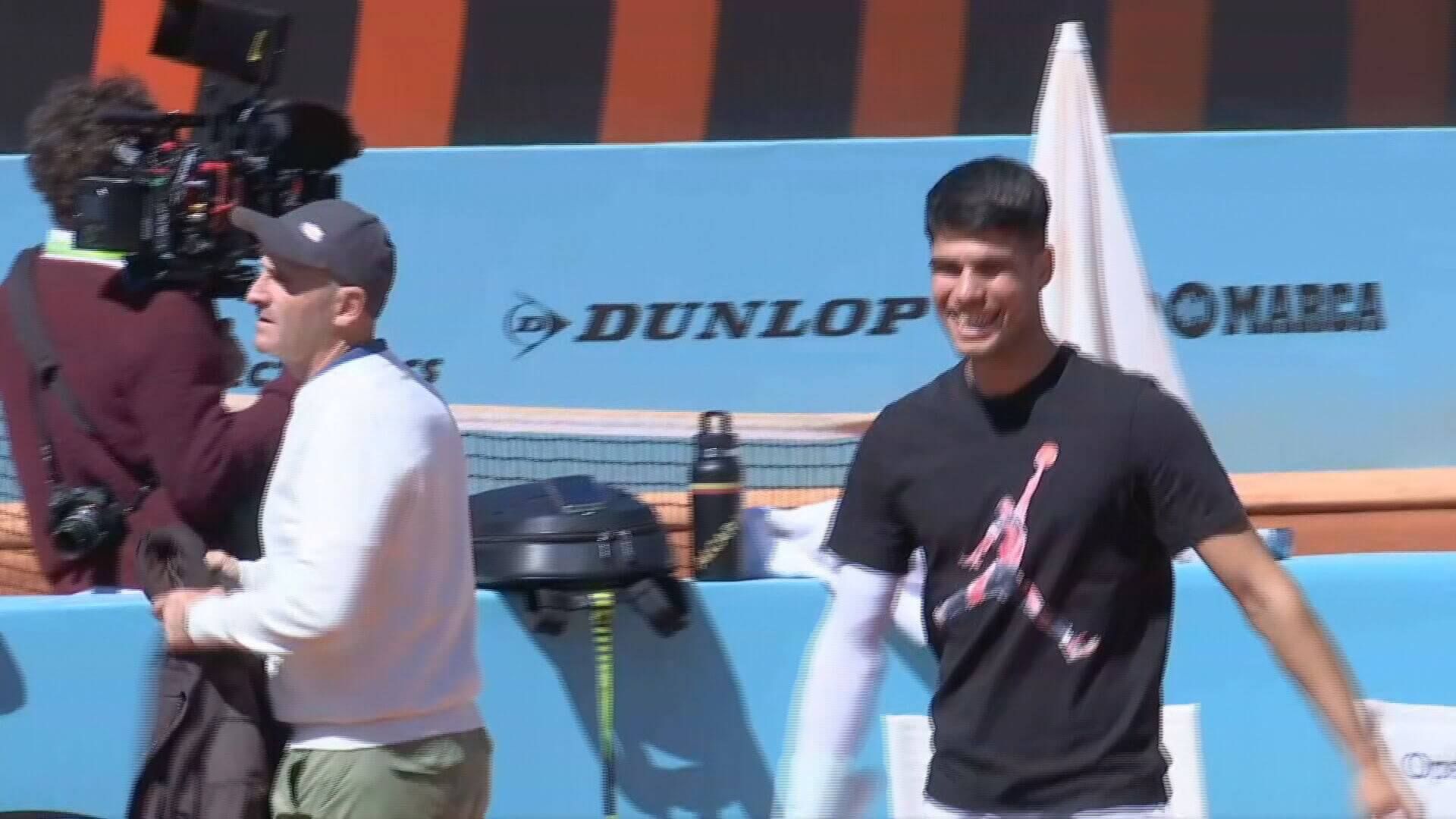  Carlos Alcaraz sonríe durante un entrenamiento