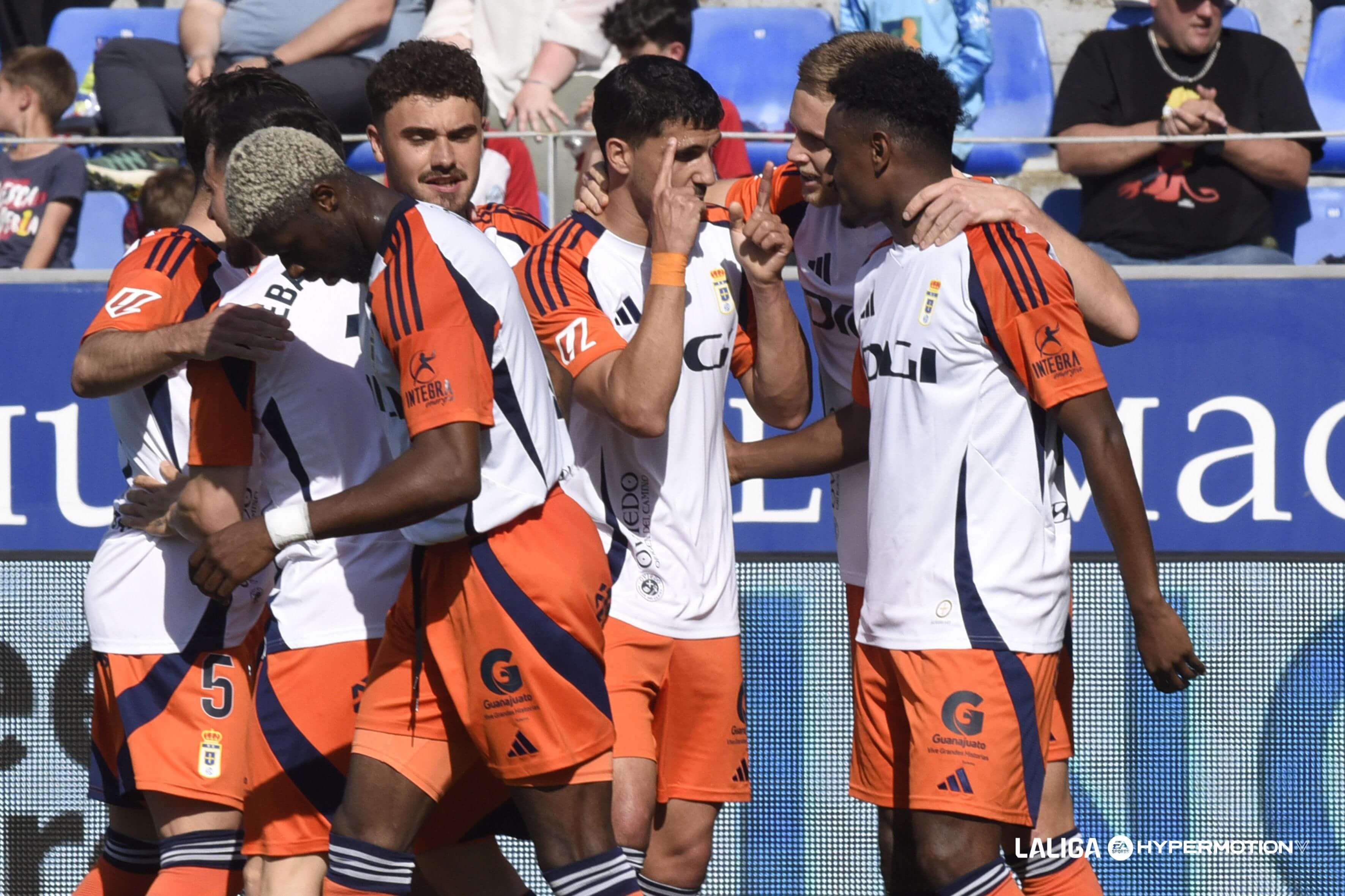El Real Oviedo celebra un gol al Huesca.