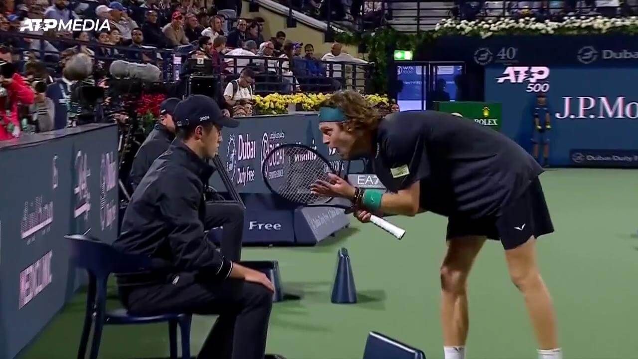 Andrey Rublev gritando al juez de línea. (Fuente: ATP Media)