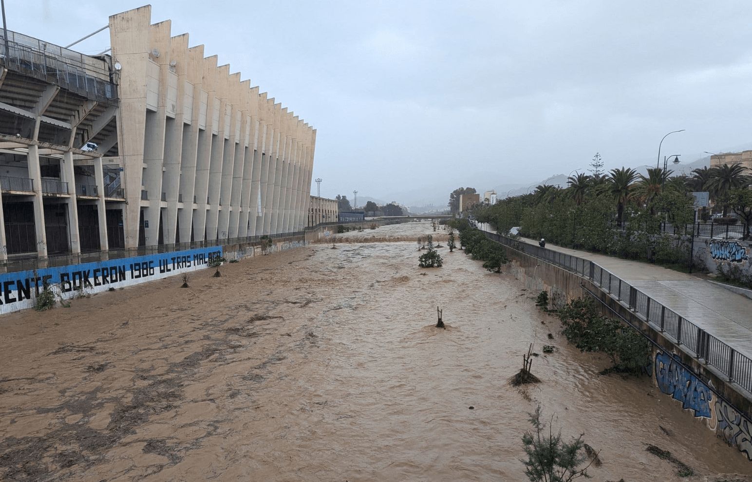 Tramo del Río Guadalmedina junto al estadio de La Rosaleda. (Foto: @defendmalaga)