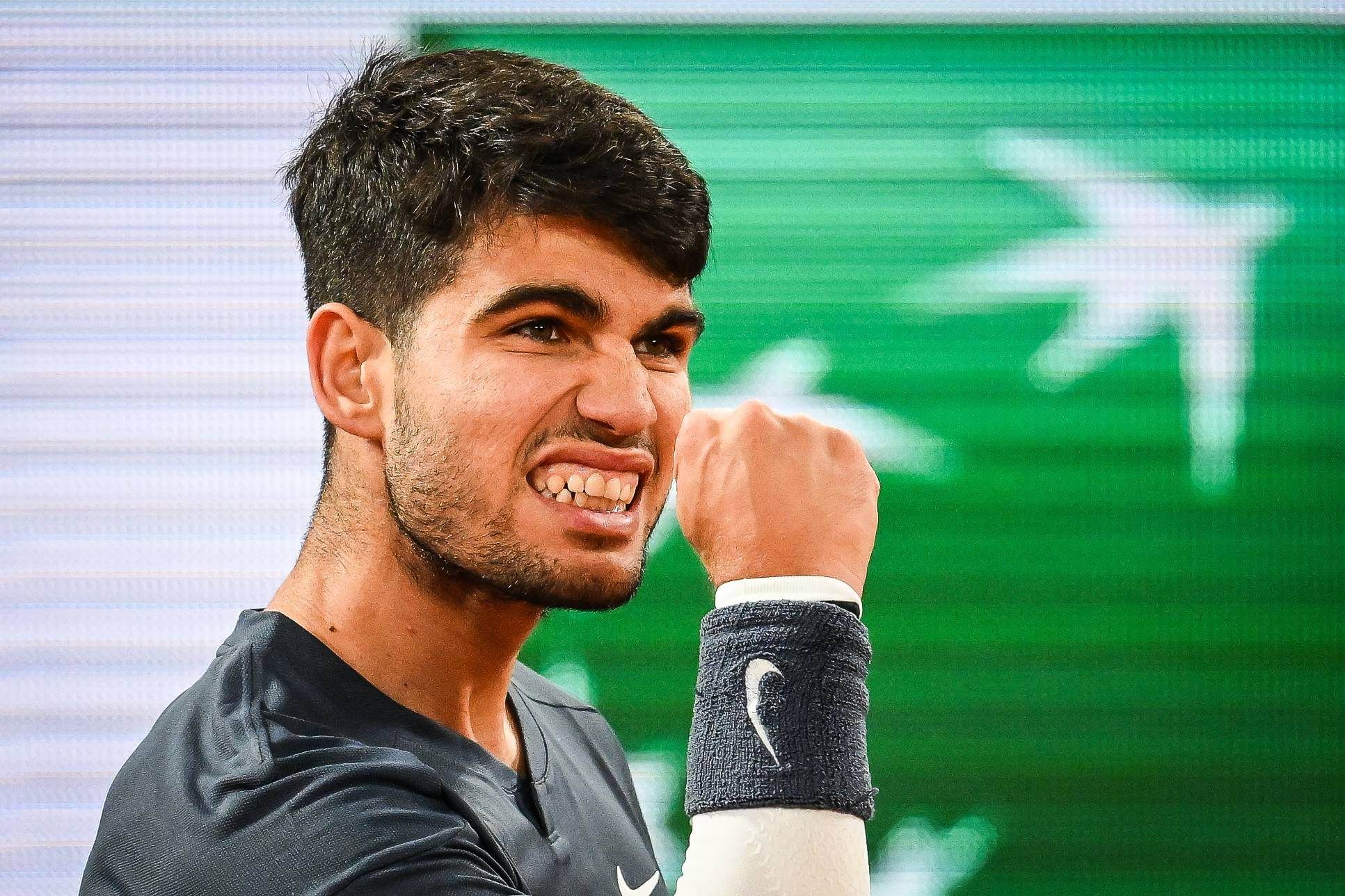  Carlos Alcaraz celebra un punto en Roland Garros.