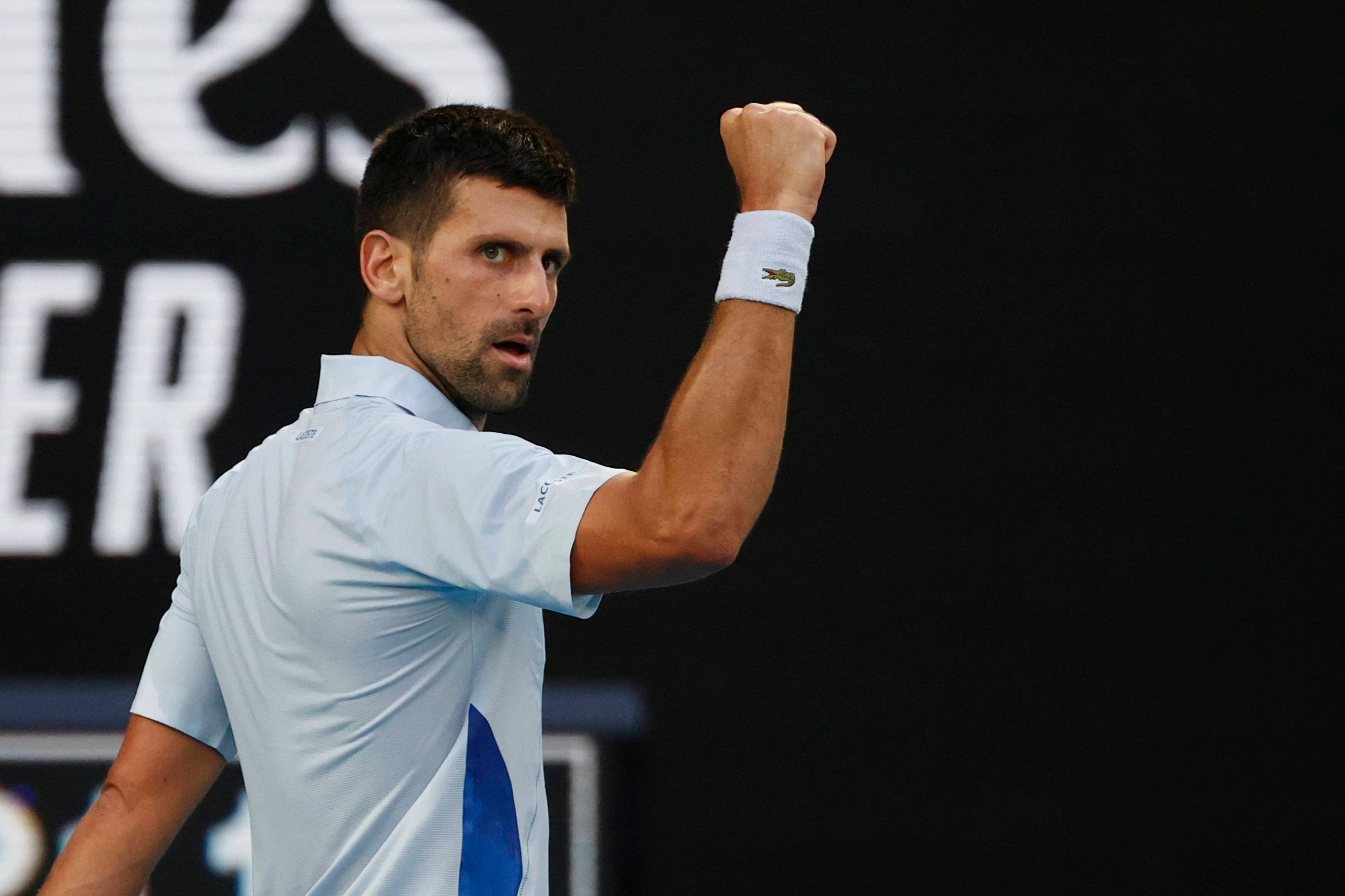  Novak Djokovic celebra su victoria ante Fritz en el Abierto de Australia.
