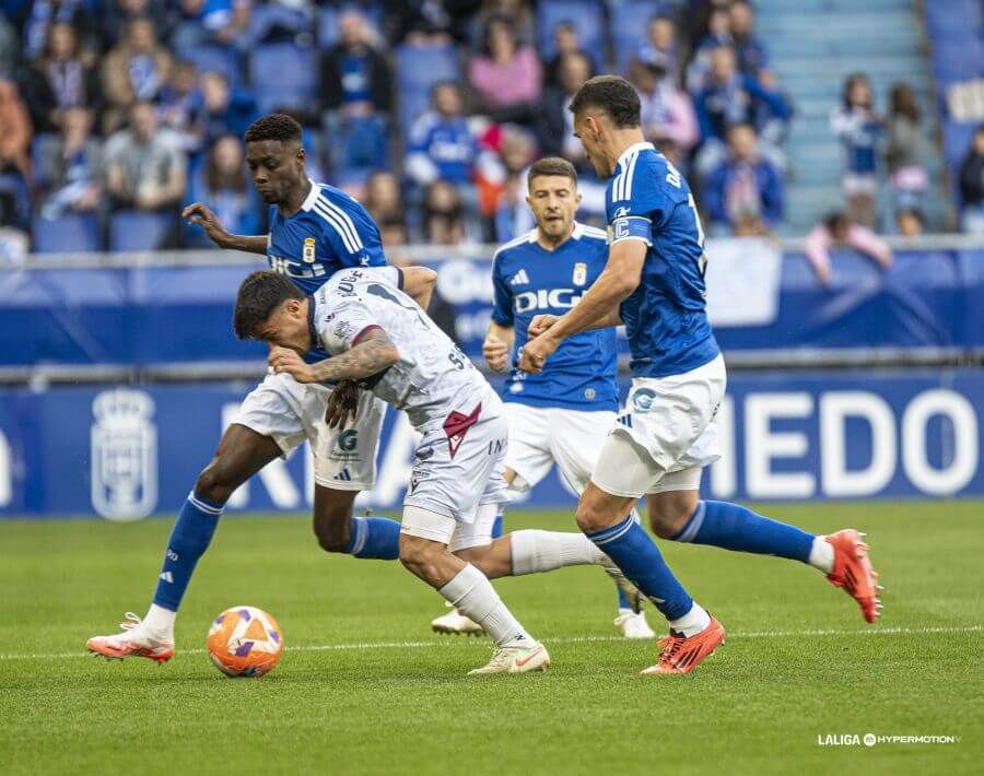  Lance de juego en el Carlos Tartiere.