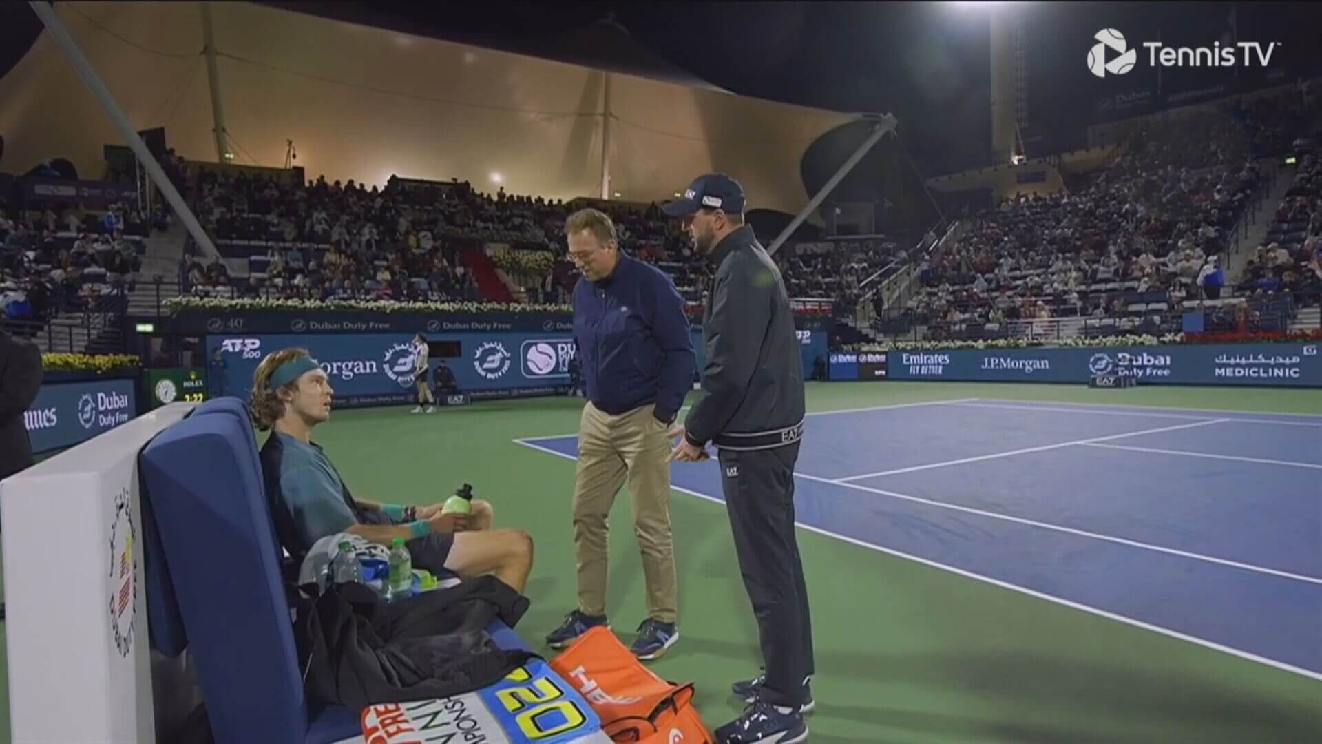 El supervisor del torneo con Andrey Rublev. (Fuente: @TennisTV)