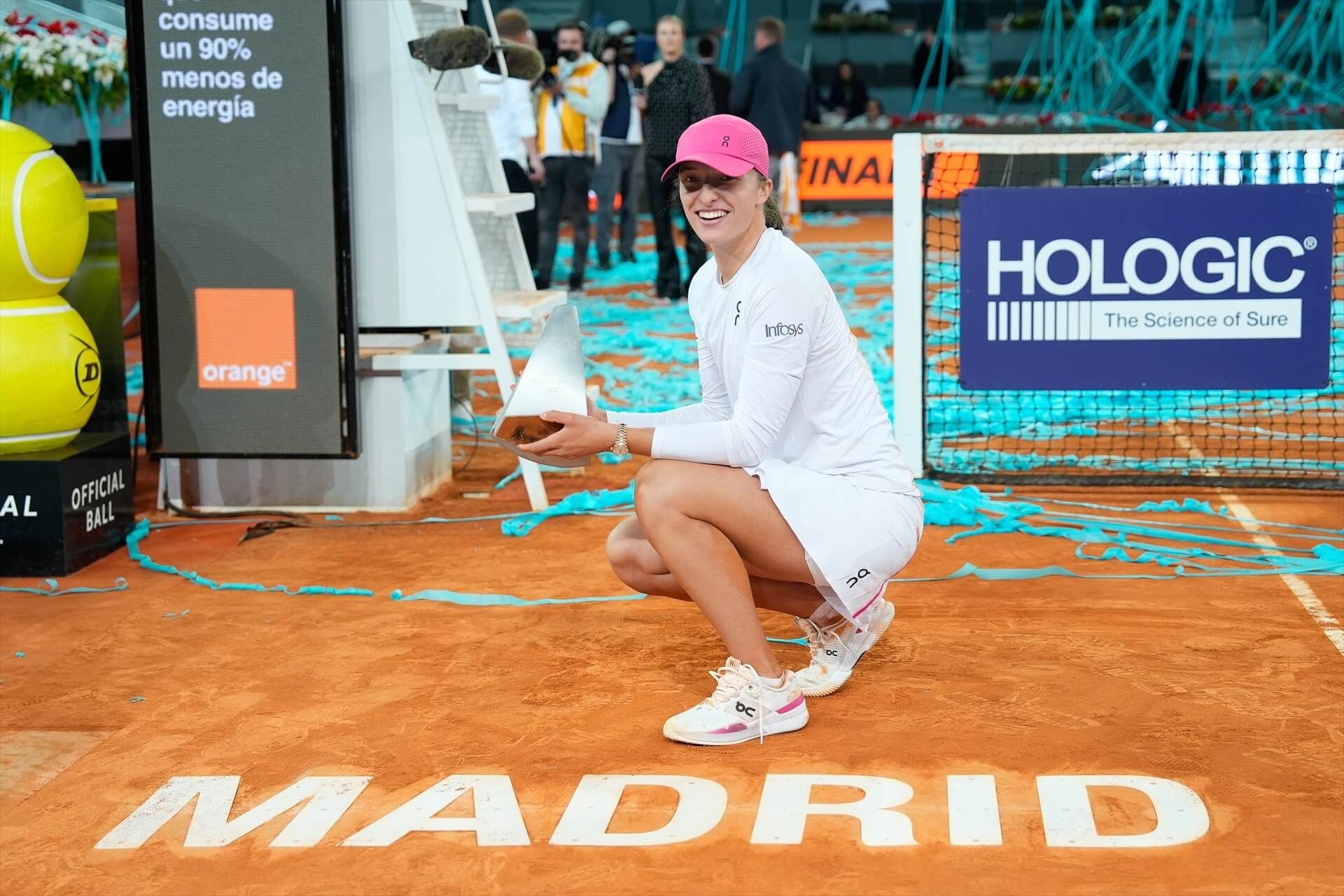  Iga Swiatek con su trofeo del Mutua Madrid Open