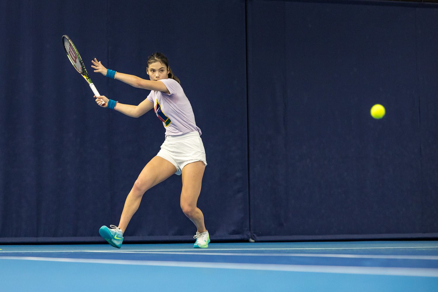  Emma Raducanu, durante un entrenamiento..