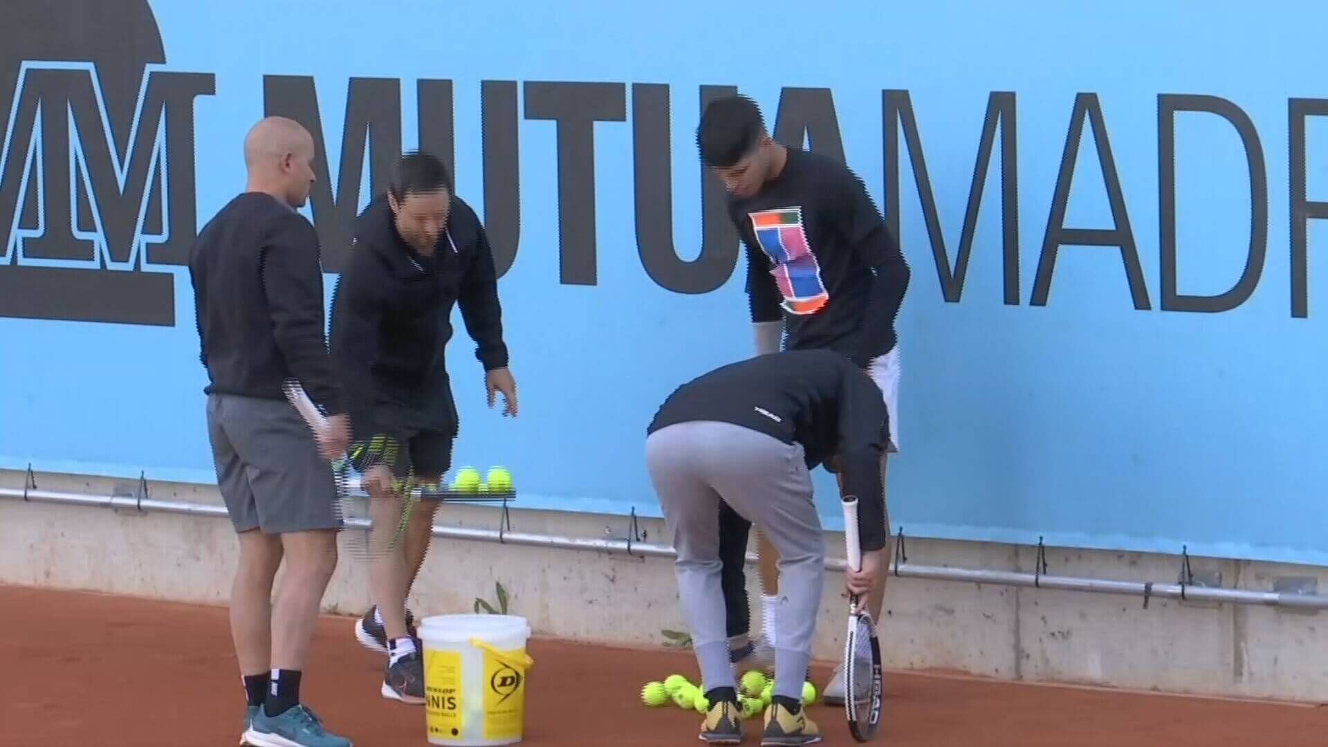  Carlos Alcaraz recogiendo las pelotas en el Mutua Madrid Open