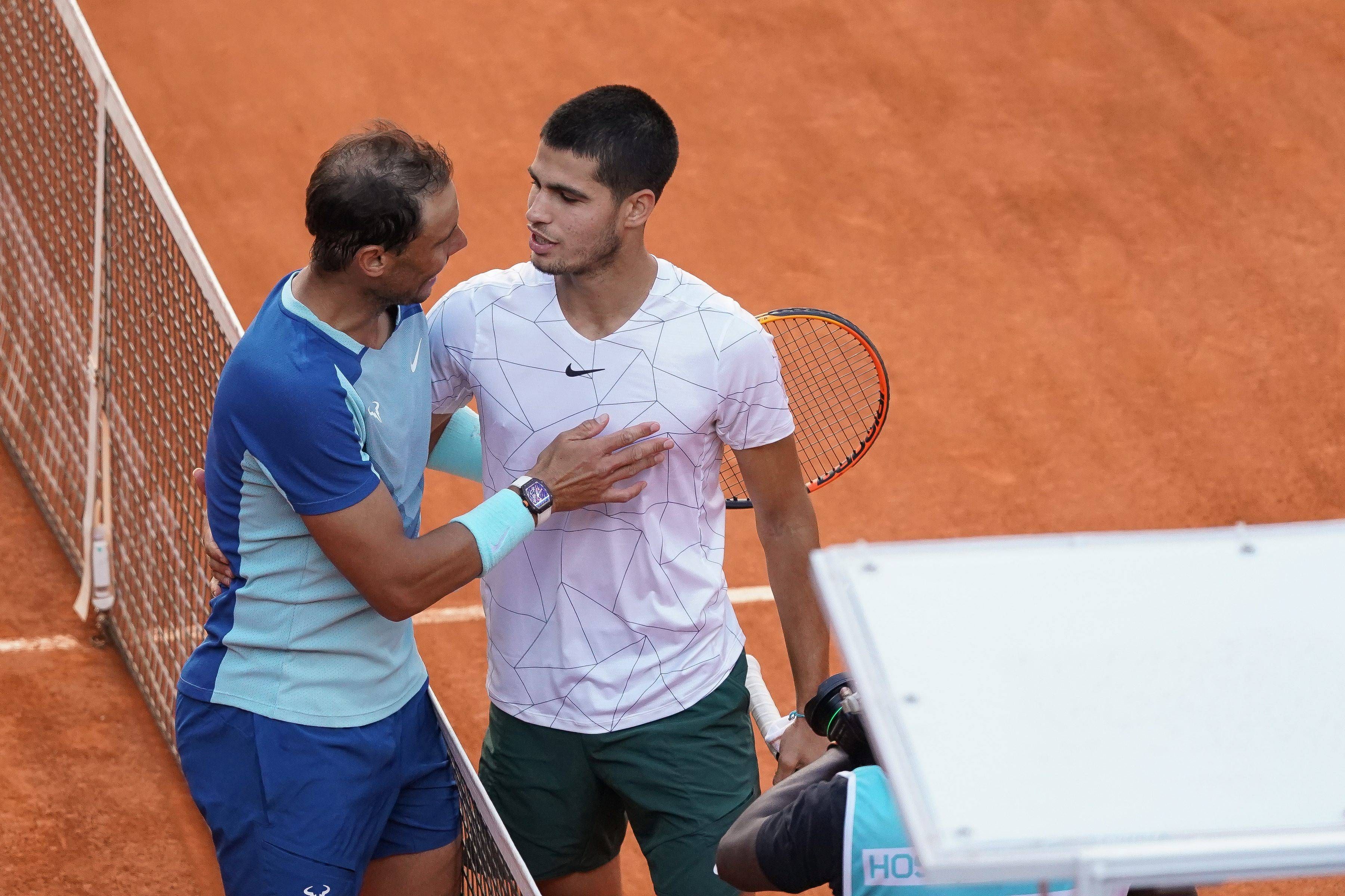  Carlos Alcaraz y Rafa Nadal se saludan tras su partido en Madrid.