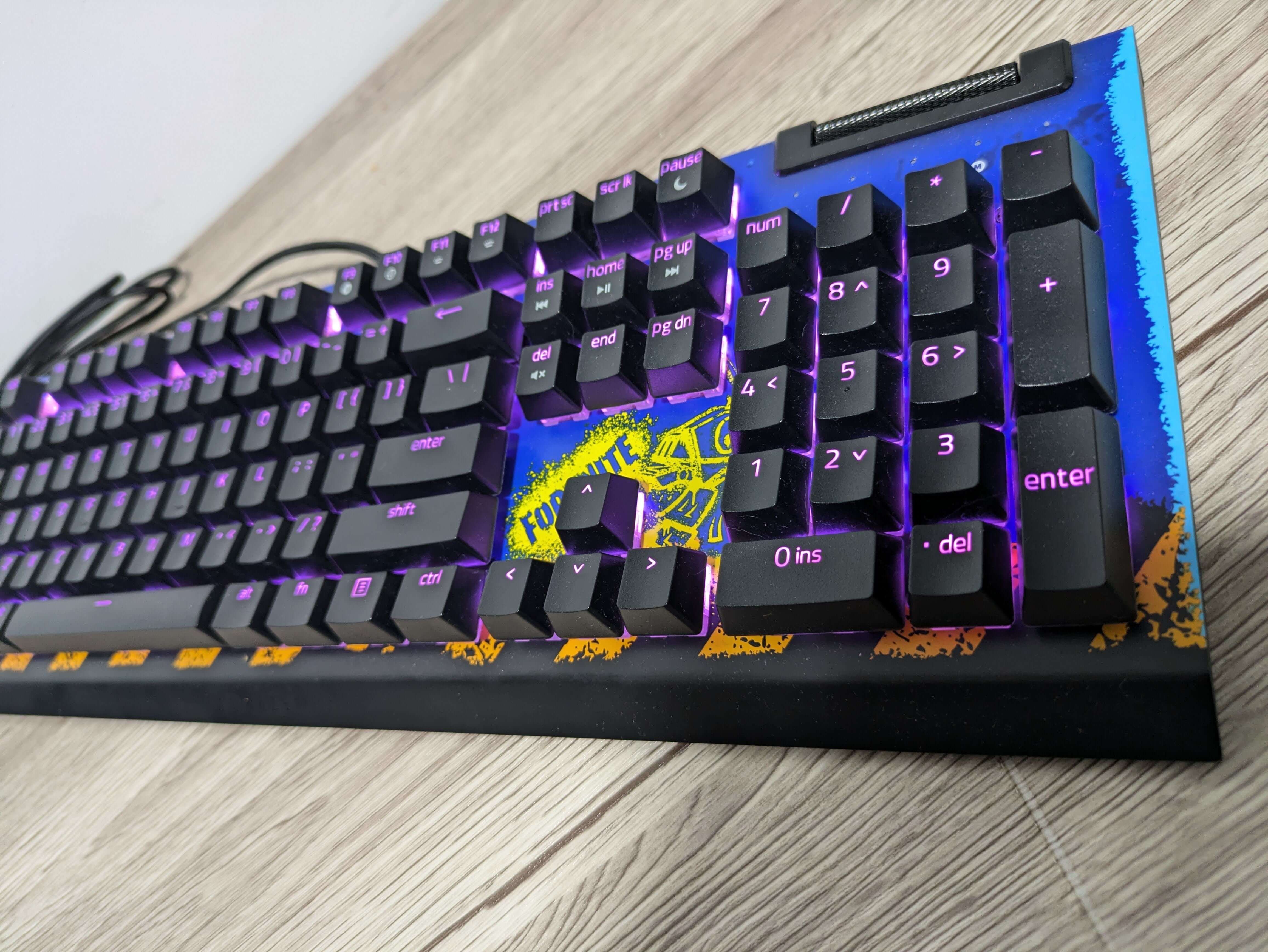  Teclado BlackWidow V4 X Fortnite Edition