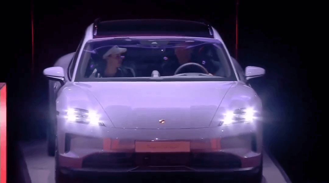  Elena Rybakina y el coche que le han regalado en Stutgart