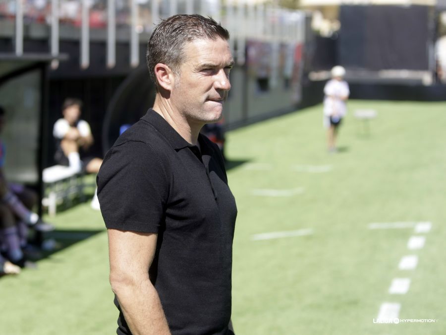Luis Carrión observa a sus futbolistas en el Eldense-Oviedo.