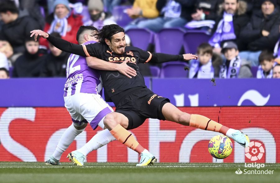  Edinson Cavani protege el balón en el Real Valladolid - Valencia.