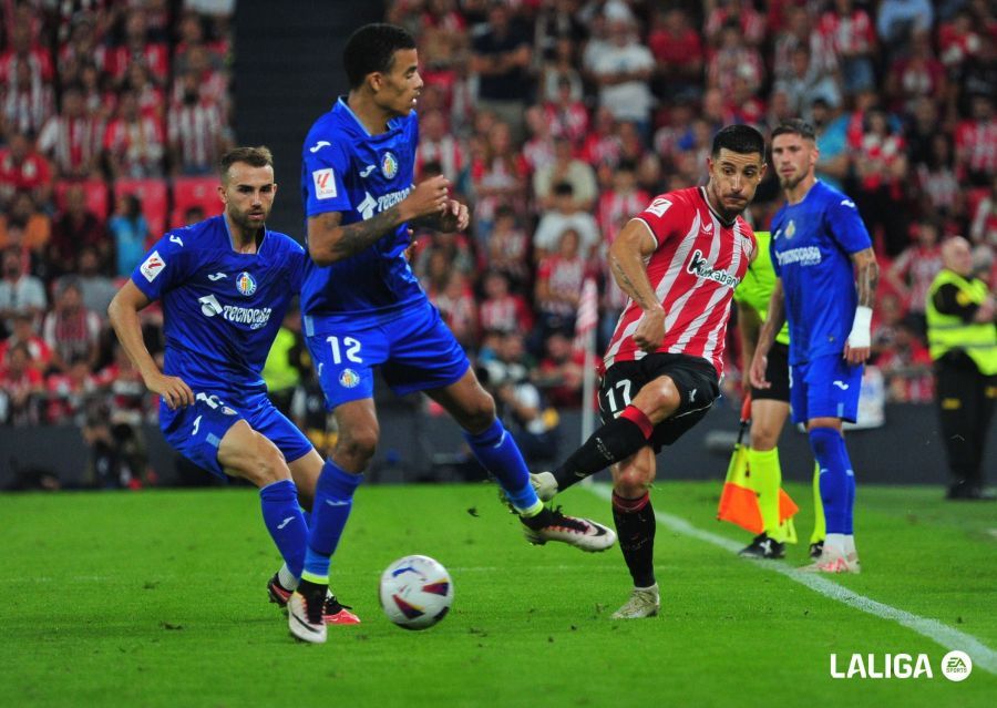 Greenwood encima a Yuri en el Athletic - Getafe.