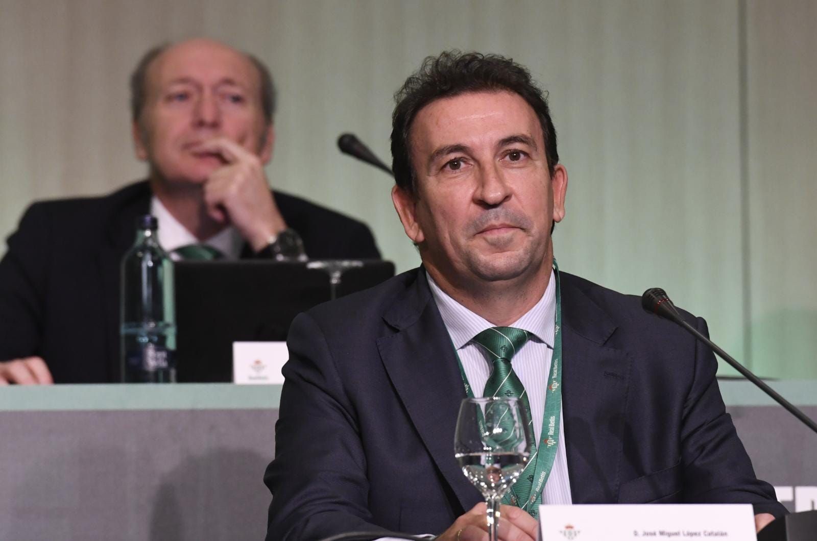  Catalán, en la Junta del Betis.