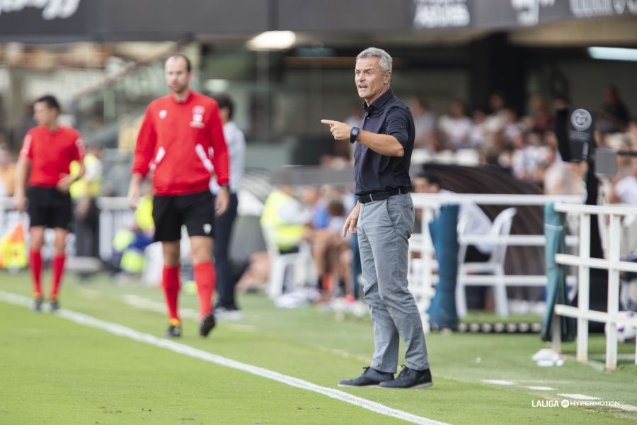 Fran Escribá da instrucciones a sus futbolistas.