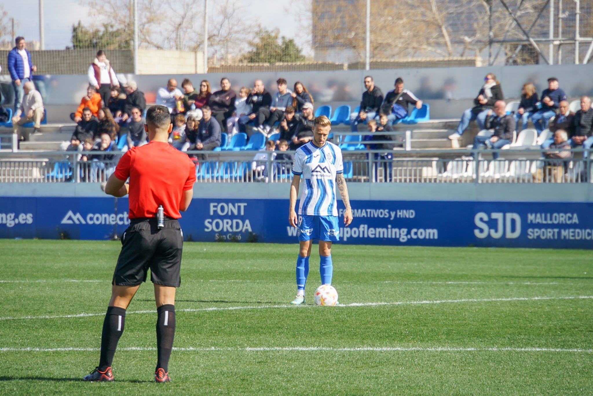  Víctor Narro, ex del Deportivo, con la camiseta del Atlético Baleares