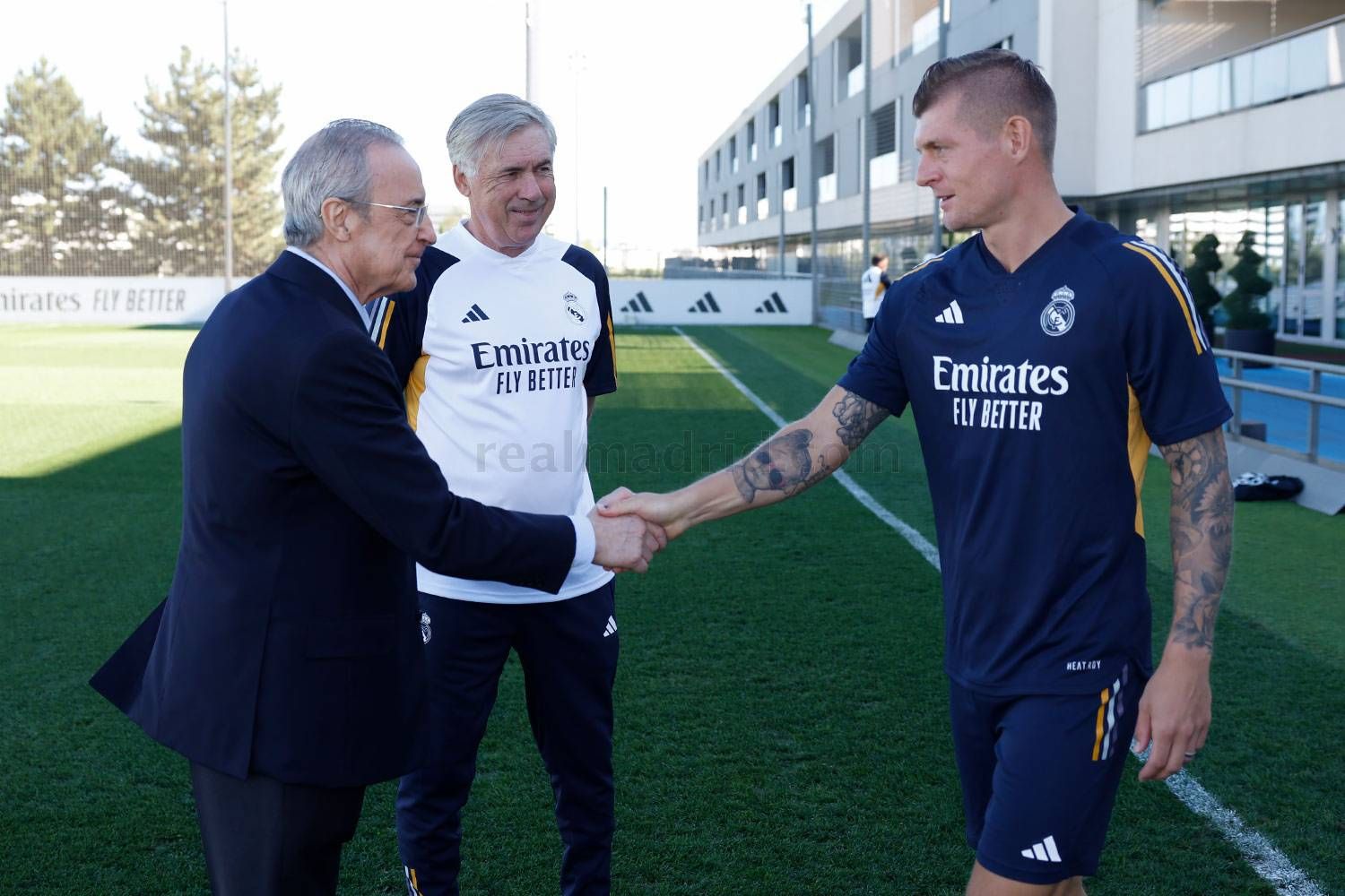  Florentino Pérez saluda a Kroos ante la mirada de Ancelotti.