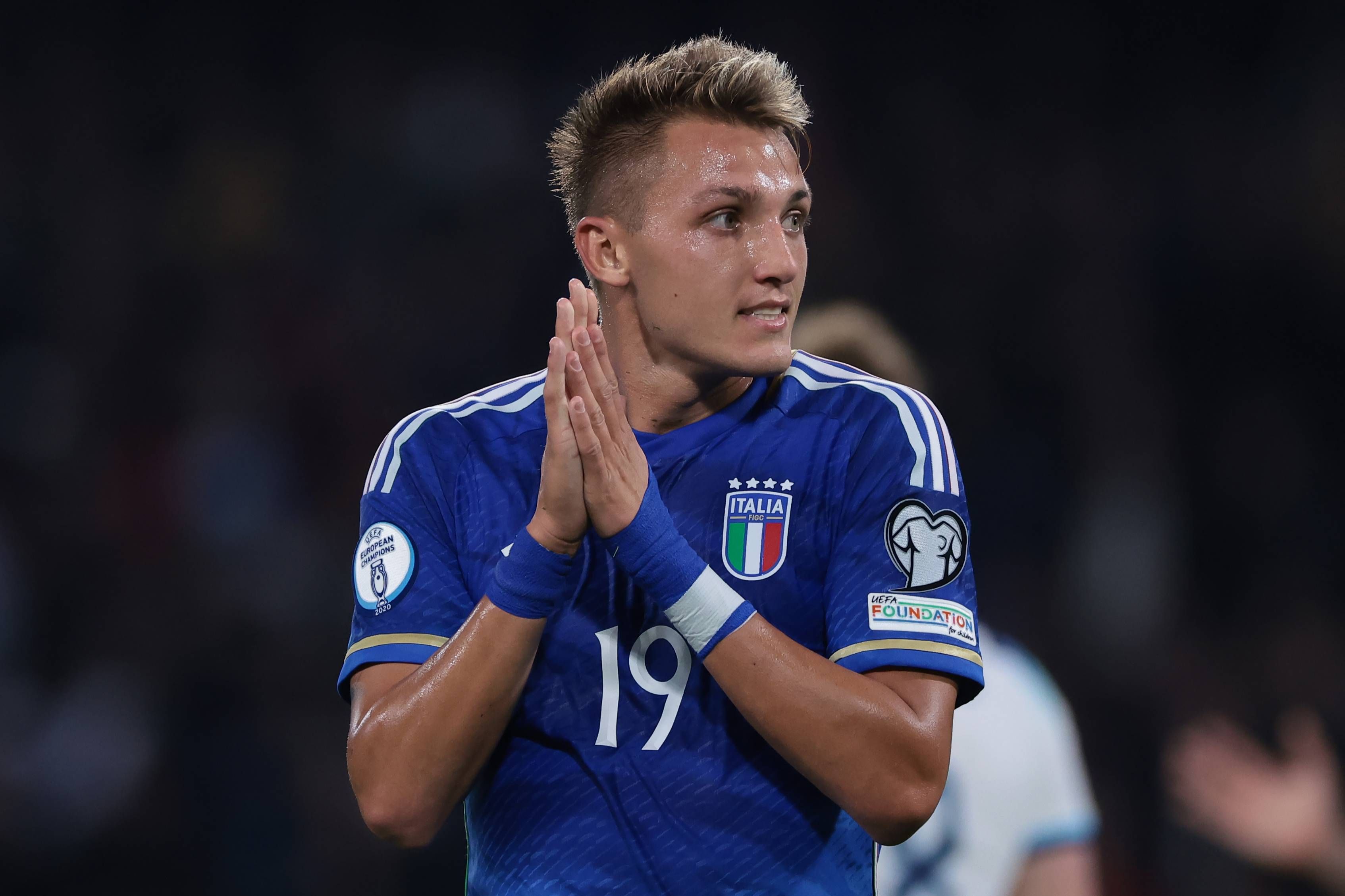 Mateo Retegui celebra un gol con Italia.
