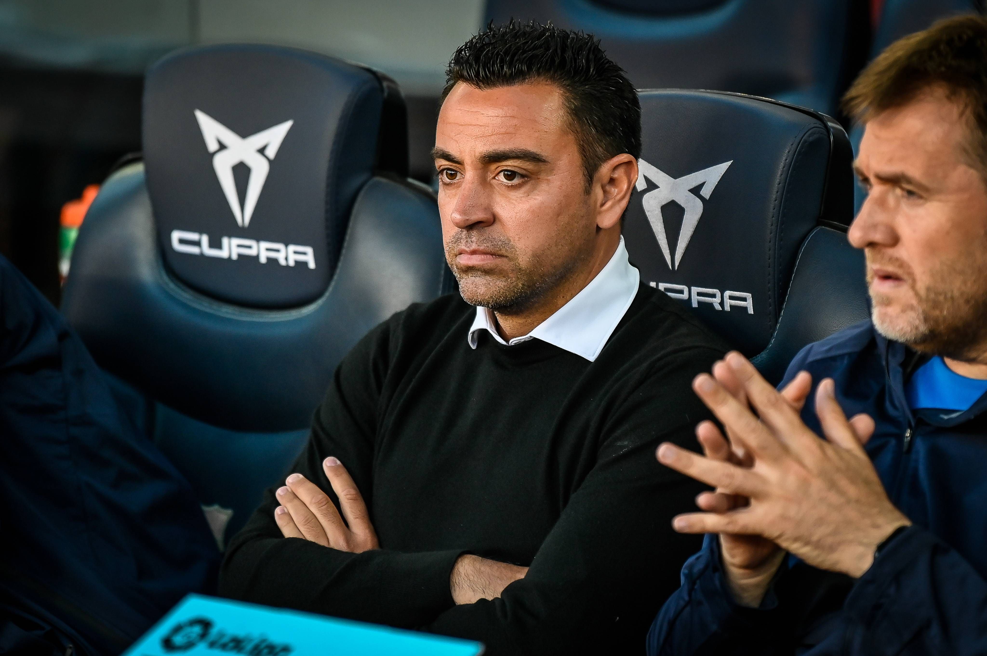 Xavi Hernández, en el banquillo del Camp Nou.