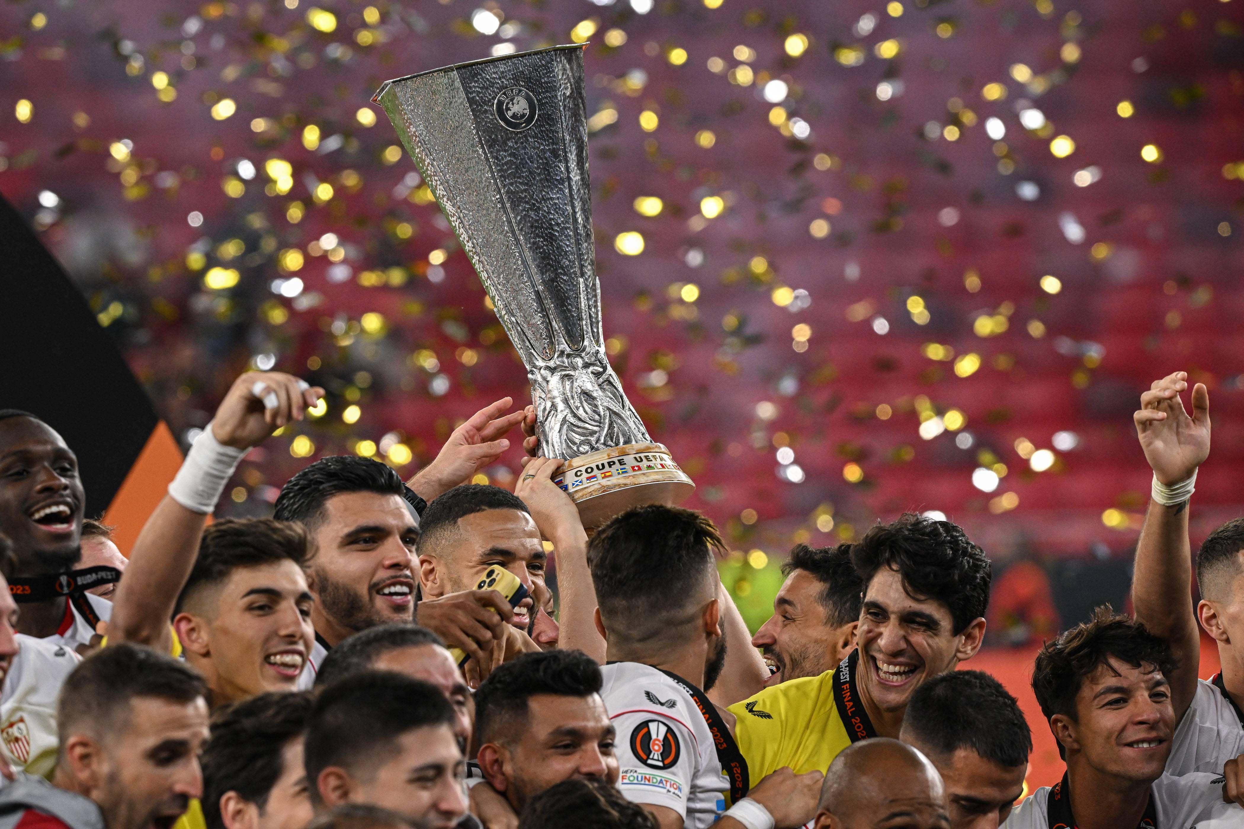 El Sevilla celebra la Europa League ganada en Budapest.