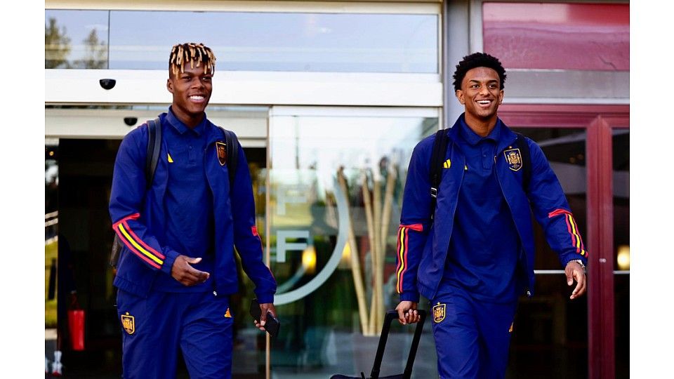  Nico Williams, junto a Balde con España.