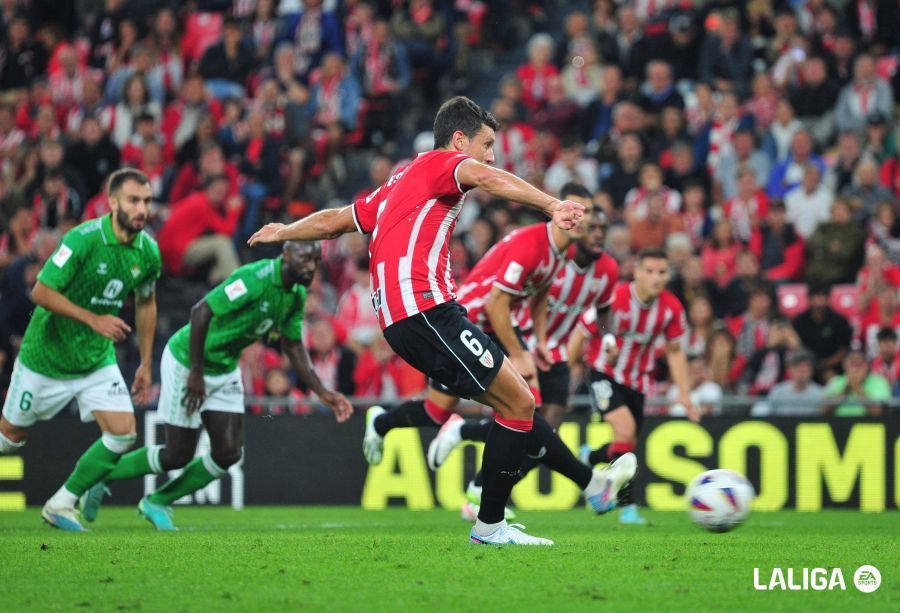 Mikel Vesga lanza uno de sus 2 penaltis en el Athletic Club - Real Betis de San Mamés.